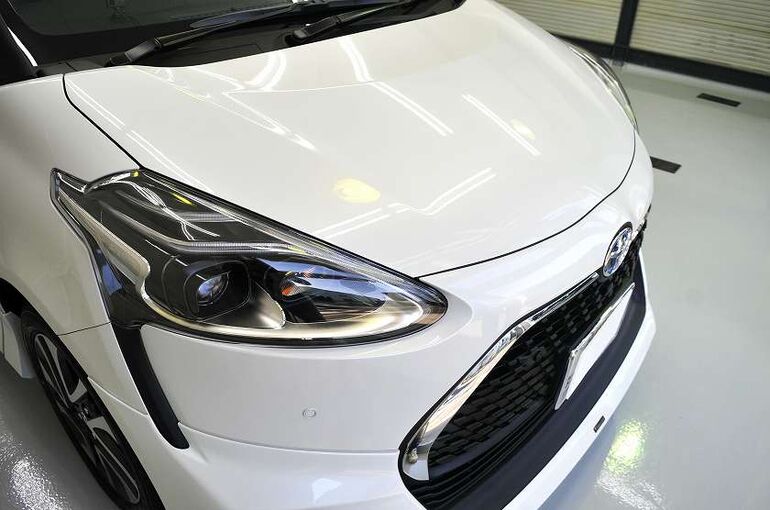 ボルボXC40　カーコーティング施工後　右前　ボンネット部左側とフロントグリル部の写真