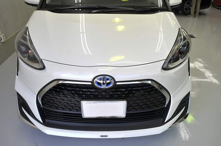 ボルボXC40　カーコーティング施工後　正面から　ボンネット部　グリル部　アップ写真
