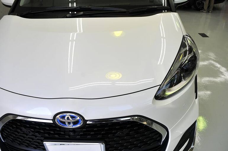 ボルボXC40　カーコーティング施工後　ボンネット部左側のアップ写真