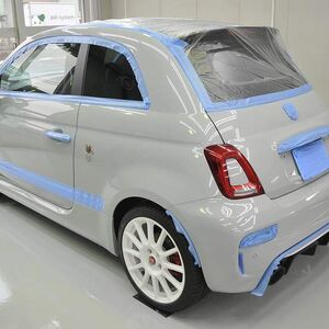 アバルト595のカーコーティグ施工中の画像。　磨き施工前に養生した所を左後ろから車体全体を撮った写真。