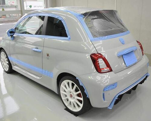アバルト595のカーコーティグ施工中の画像。　磨き施工前に養生した所を左後ろから車体全体を撮った写真。