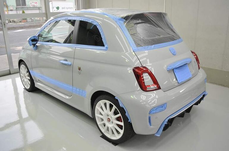 アバルト595のカーコーティグ施工中の画像。　磨き施工前に養生した所を左後ろから車体全体を撮った写真。