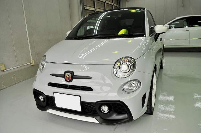 アバルト595のカーコーティグ施工が完了した後の画像。　左前から車両全体のアップ写真。