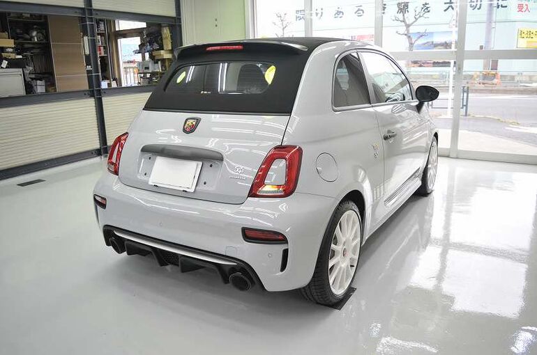 アバルト595のカーコーティング施工完了後の画像。　右後ろから車両全体のアップ写真。　