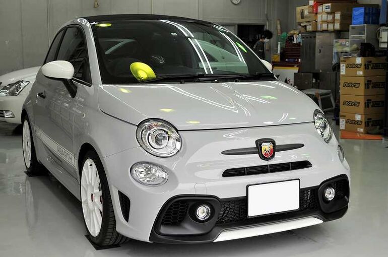 アバルト595のカーコーティング施工完了後の画像。　右前から車両全体を撮った写真。　