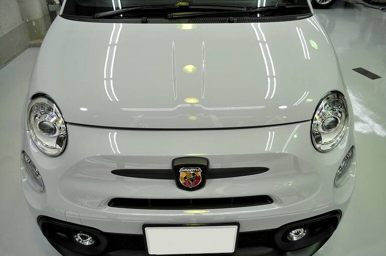 アバルト595のカーコーティング施工完了後の画像。　正面からボンネット部を撮ったアップ写真。