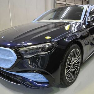 メルセデスベンツE350eのカーコーティグ施工中の磨き施工前の養生の画像。　正面左前から車両全体を撮った所