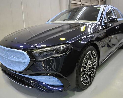 メルセデスベンツE350eのカーコーティグ施工中の磨き施工前の養生の画像。　正面左前から車両全体を撮った所