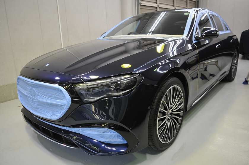 メルセデスベンツE350eのカーコーティグ施工中の磨き施工前の養生の画像。　正面左前から車両全体を撮った所