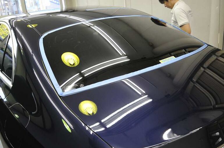 メルセデスベンツE350eのカーコーティグ施工中の画像。　クレンジング施工前にリアガラスの端をマスキングテープで養生した写真。