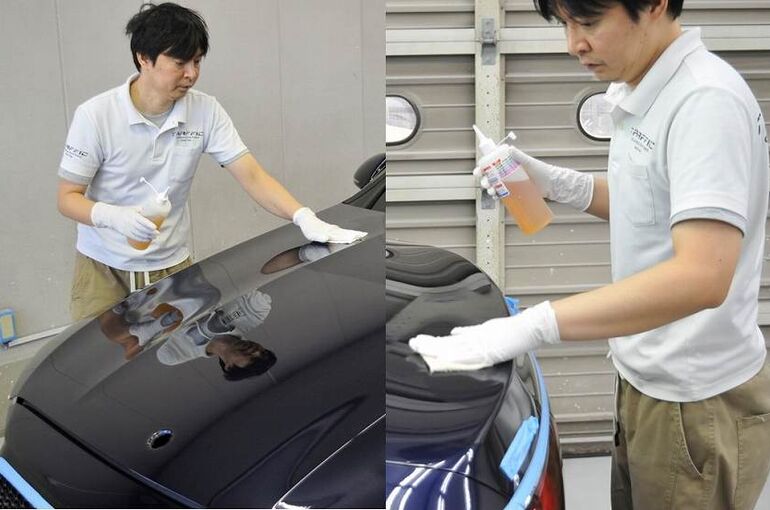 ベンツE350のカーコーティング施工中の画像。　クレンジング剤をボディに塗り込んでいる写真。
