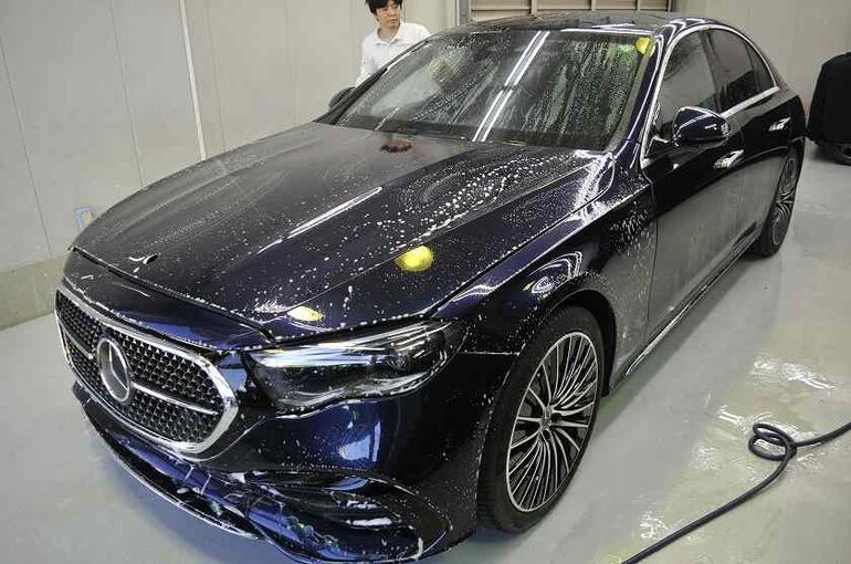 メルセデスベンツE350eのクレンジング施工後、専用シャンプーで洗車したところ。左前から車両全体を撮った写真。