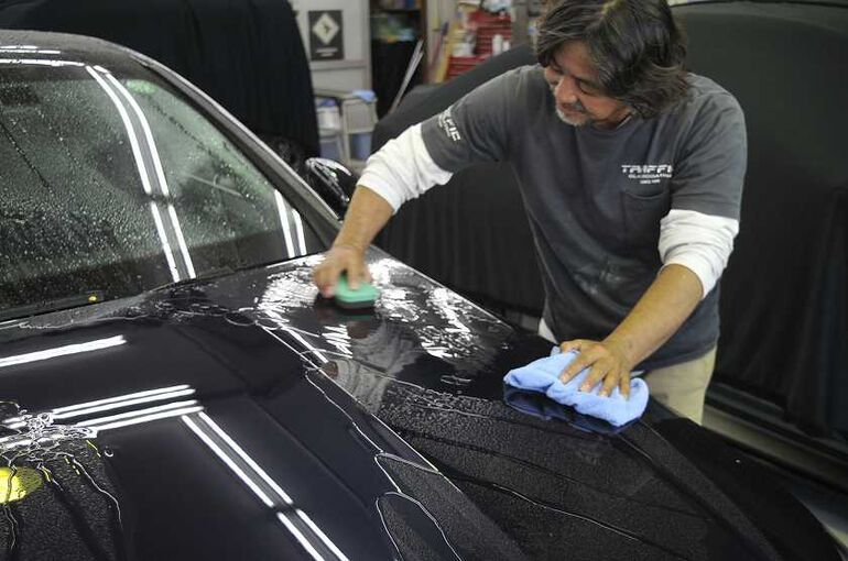 メルセデスベンツE350e のクレンジ専用シャンプー後に鉄粉除去パッドでボンネット部の鉄粉を除去している写真。