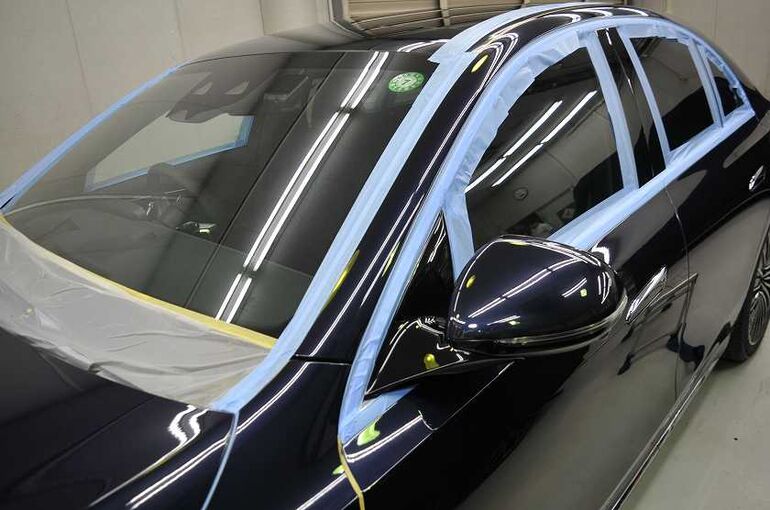  メルセデスベンツE350eの画像。磨き施工前の養生完了。フロントガラス部、左サイド部を左前から撮った写真。