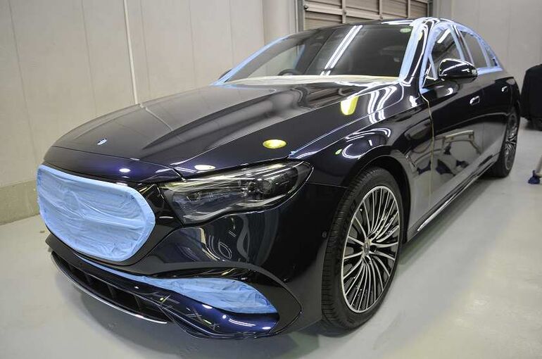 メルセデスベンツE350eの画像。　磨き施工前の養生完了後。　左前から車両全体を撮ったところ。