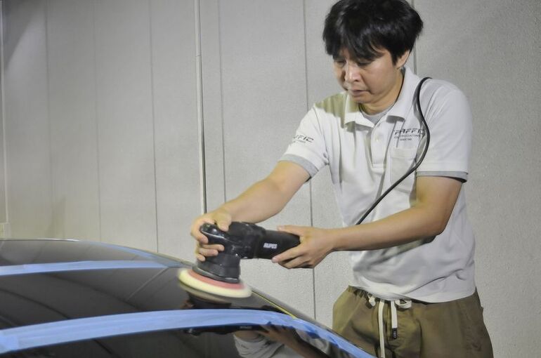 メルセデスベンツE350eの画像。 磨き施工でルーフ部を磨いている所。
