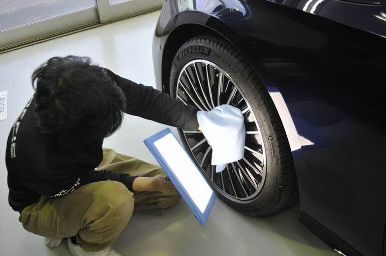 メルセデスベンツE350eのホイールコーティング施工中の画像。