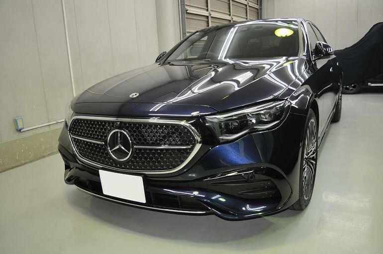 メルセデスベンツE350eのカーコーティング施工後の画像。左前からアップで車両全体を撮った写真。