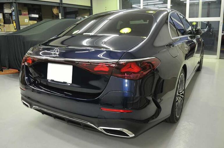 メルセデスベンツE350eのカーコーティング施工後の画像。　右後ろからアップで車両全体を撮った写真。