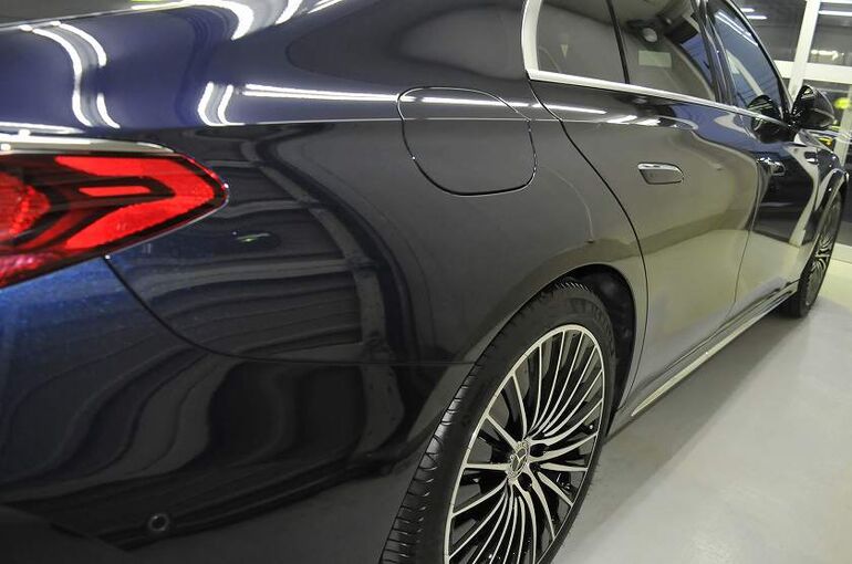 メルセデスベンツE350eのカーコーティング施工後の画像。　右サイド面を撮った写真。