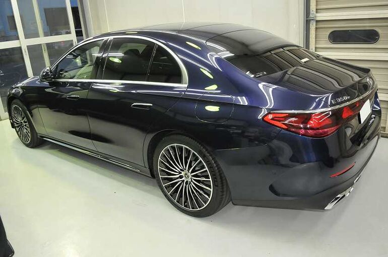 メルセデスベンツE350eのカーコーティング施工後の画像。　左後ろから車両全体を撮った写真。