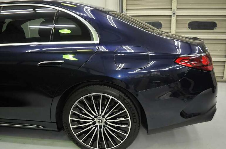 メルセデスベンツE350eのカーコーティング施工後の画像。　左フェンダー部を撮った写真。