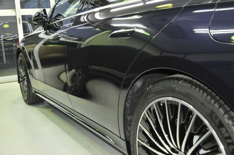 メルセデスベンツE350eのカーコーティング施工後の画像。左後ろからサイド面を撮った写真。