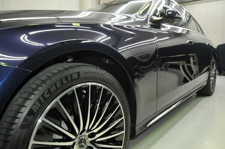 メルセデスベンツE350eのカーコーティング施工後の画像。右前からサイド面を撮った写真。