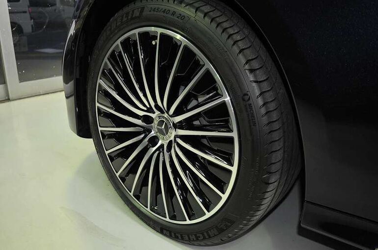 メルセデスベンツE350eのカーコーティング施工後の画像。　左前のタイヤ、ホイールの写真。