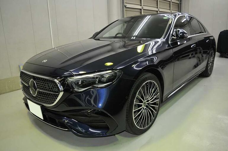 メルセデスベンツE350eのカーコーティング施工後の画像。　左前から車両全体を撮った写真。