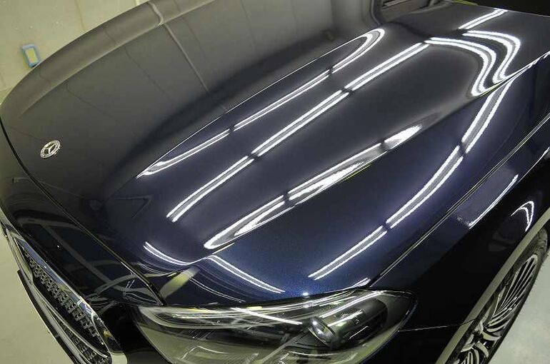メルセデスベンツE350eのカーコーティング施工後の画像。　左上からボンネット左側を撮った写真。