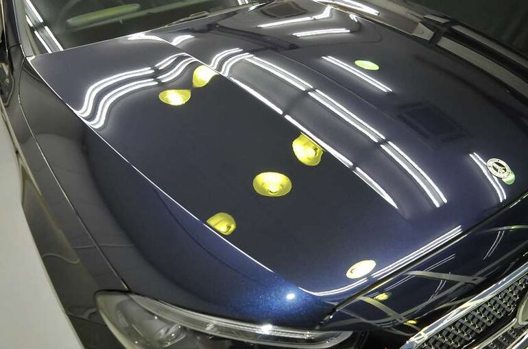 メルセデスベンツE350eのカーコーティング施工後の画像。　右上からボンネット右側を撮った写真。