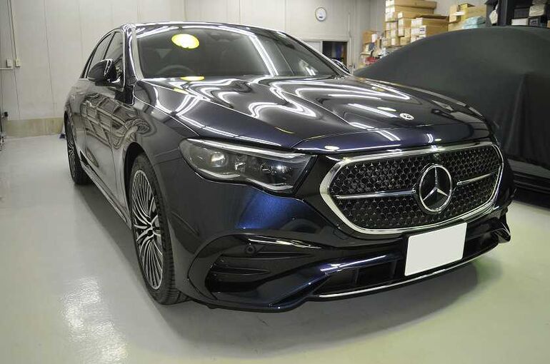 メルセデスベンツE350eのカーコーティング施工後の画像。　右前から車両全体を撮った写真。