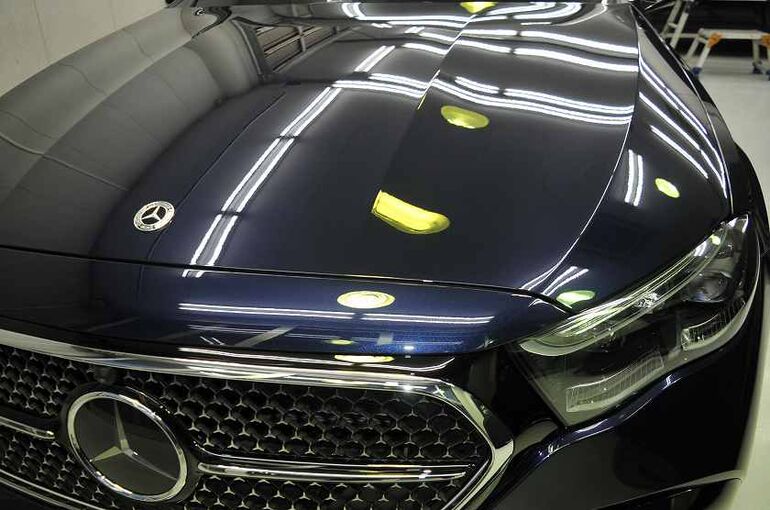 メルセデスベンツE350eのカーコーティング施工後の画像。　左前から車両左半分をアップで撮った写真。
