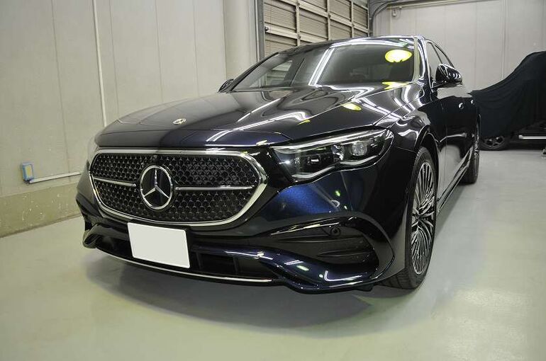 メルセデスベンツE350eのカーコーティング施工後の画像。　左前から車両全体をアップで撮った写真。