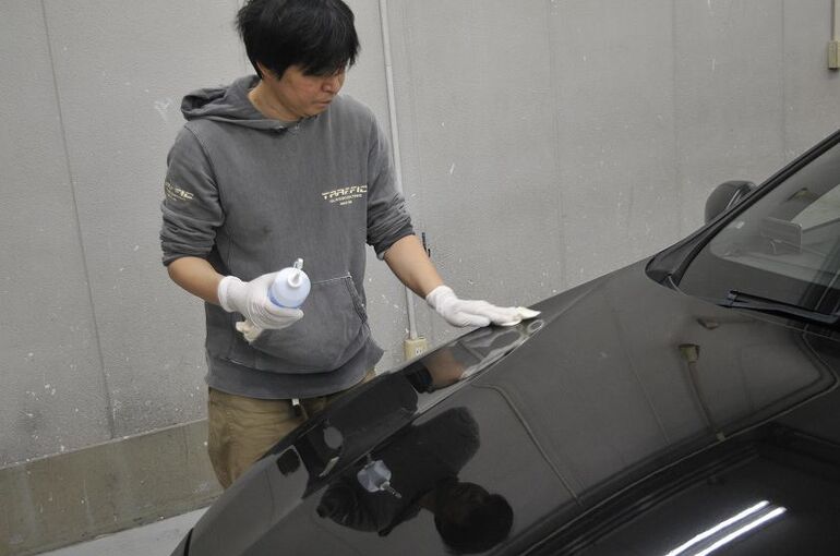 ボルボV60のコーティング施工前に、ボディに施工されたワックスを脱脂剤などで除去している写真。