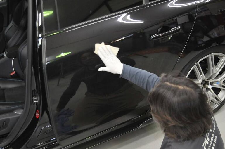 ボルボV60のコーティング施工前に、ボディに施工されたワックスを脱脂剤などで除去している写真。