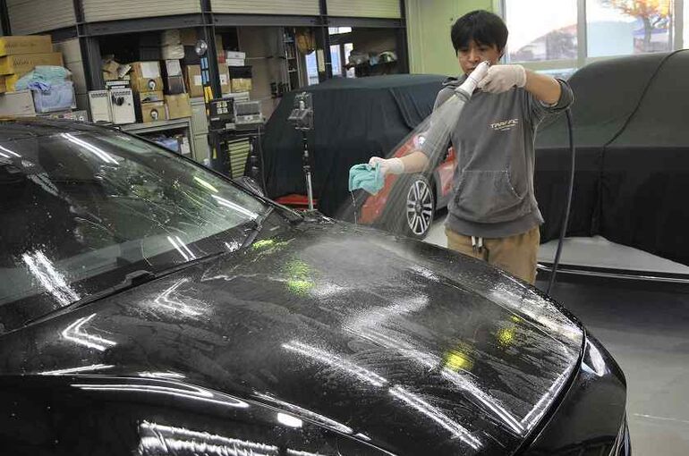 ボルボV60の洗車をしている写真