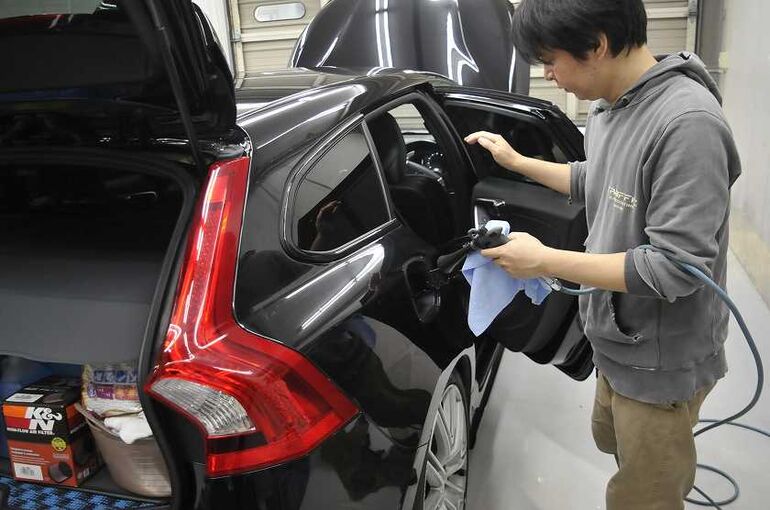 ボルボV60の洗車後に、水滴をブロワーで吹き飛ばしてる写真