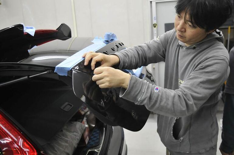 ボルボV60の、磨き施工前に磨かない箇所を養生している写真