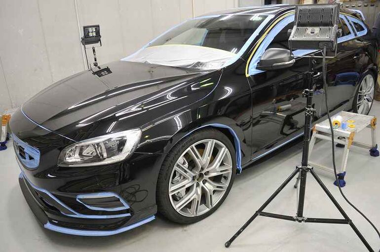 ボルボV60の磨き施工前に、特殊ライトのセッティングしている写真