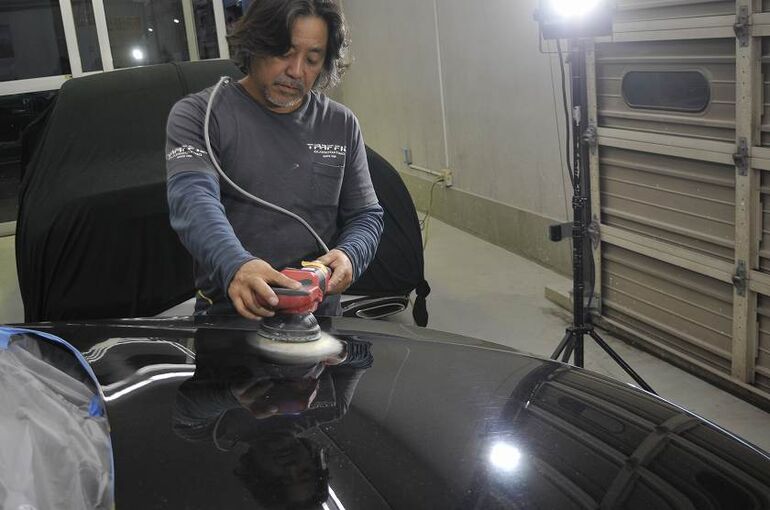 ボルボV60に試し磨きしている写真