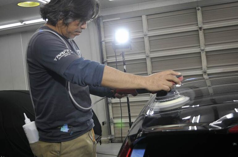 ボルボV60のルーフ部を磨いている写真