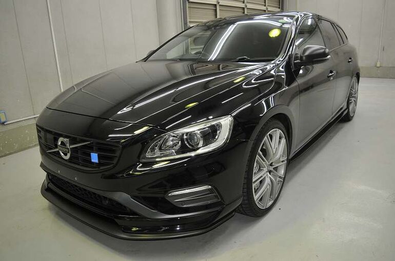 ボルボV60のコーティング施工完了後の画像。左前から車両全体を撮った写真。