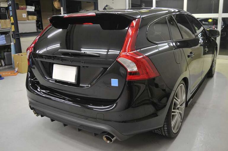 ボルボV60のコーティング施工完了後の画像。右後ろから車両全体を撮った写真