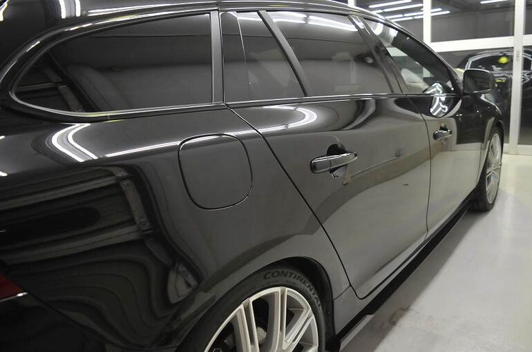 ボルボV60のコーティング施工完了後の画像。右サイド面の写真。