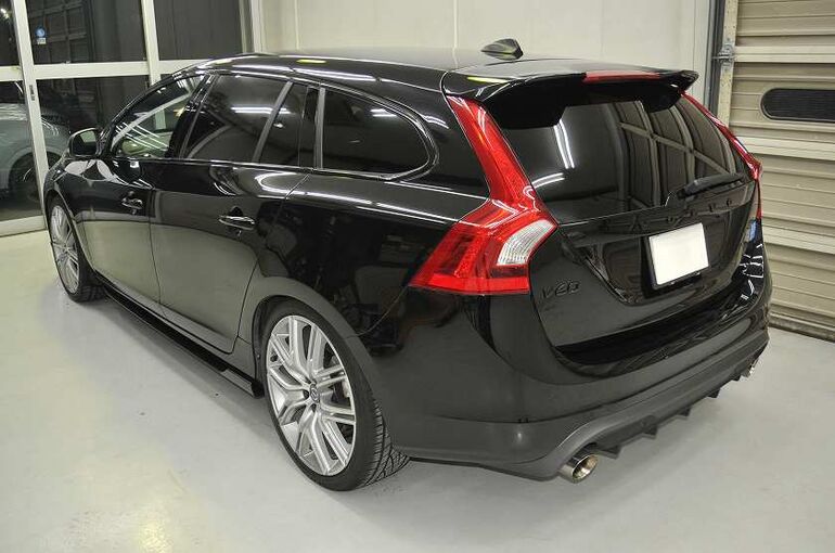 ボルボV60のコーティング施工完了後の画像。左後ろから車両全体を撮った写真