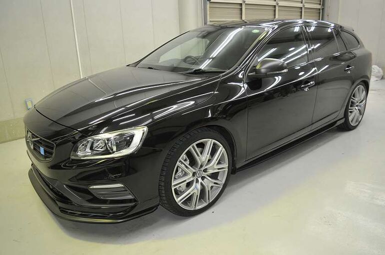 ボルボV60のコーティング施工完了後の画像。左前から車両全体を撮った写真