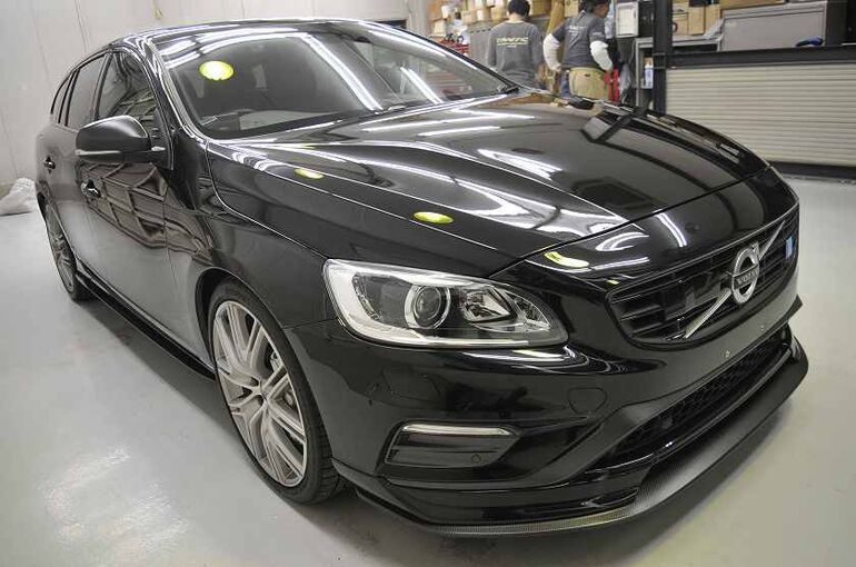 ボルボV60のコーティング施工完了後の画像。右前から車両全体を撮った写真