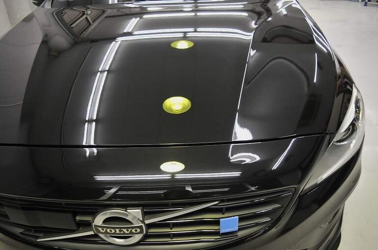 ボルボV60のコーティング施工完了後の画像。正面から車両左半分を撮った写真